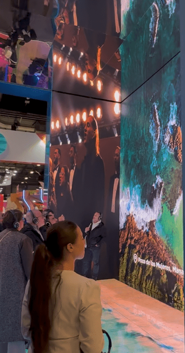 Immersive projection room inside the Puerto Rico Pavilion at FITUR 2026 (IFEMA Madrid), with mirrored ceiling creating an infinite effect.