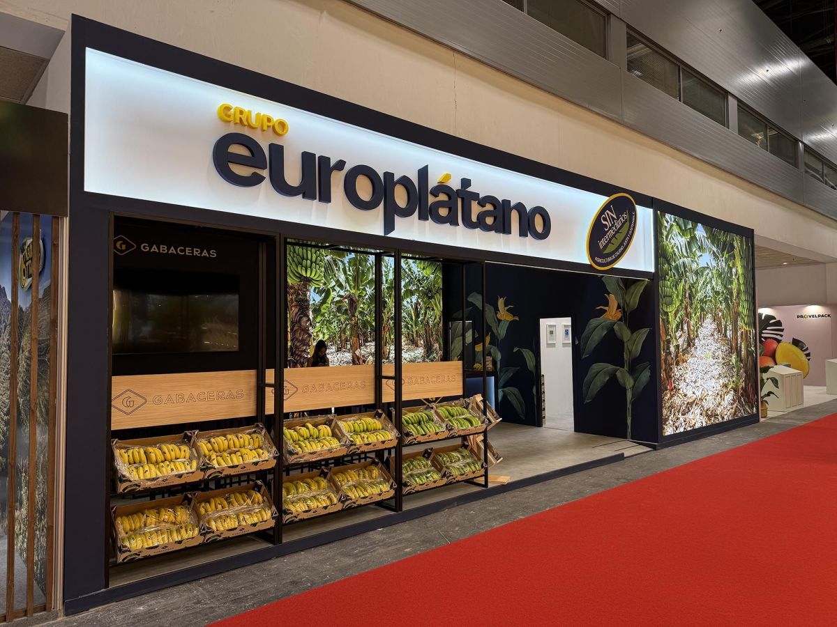Inline exhibition stand in Madrid for the Food & Beverage sector with tropical backlit graphics and product display