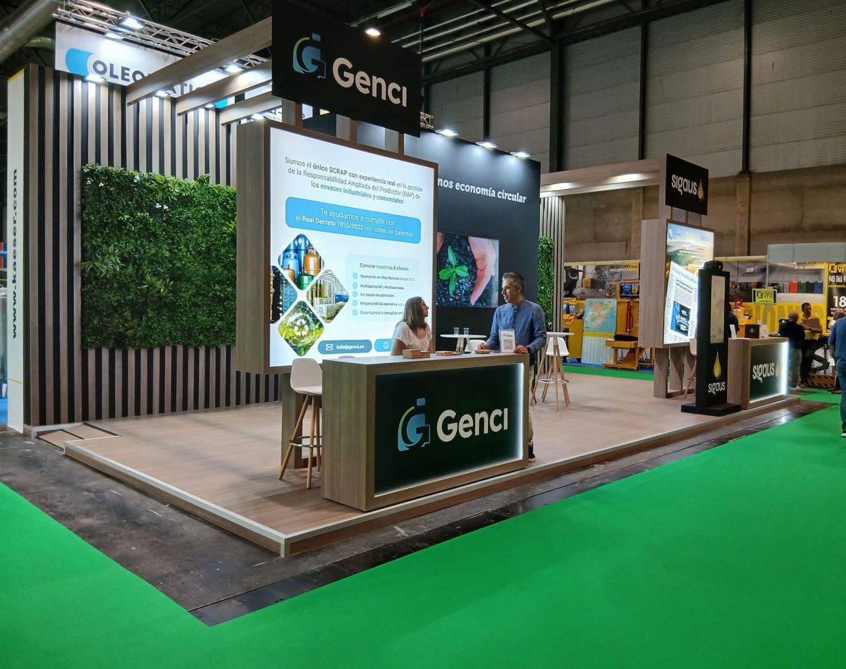 Exhibition booth with wood finishes at MOTORTEC