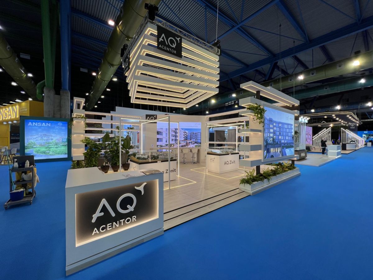 Contemporary Exhibition Stand with Suspended Lighting