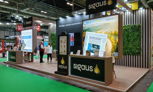 Custom-built exhibition stand with integrated product displays at MOTORTEC Madrid