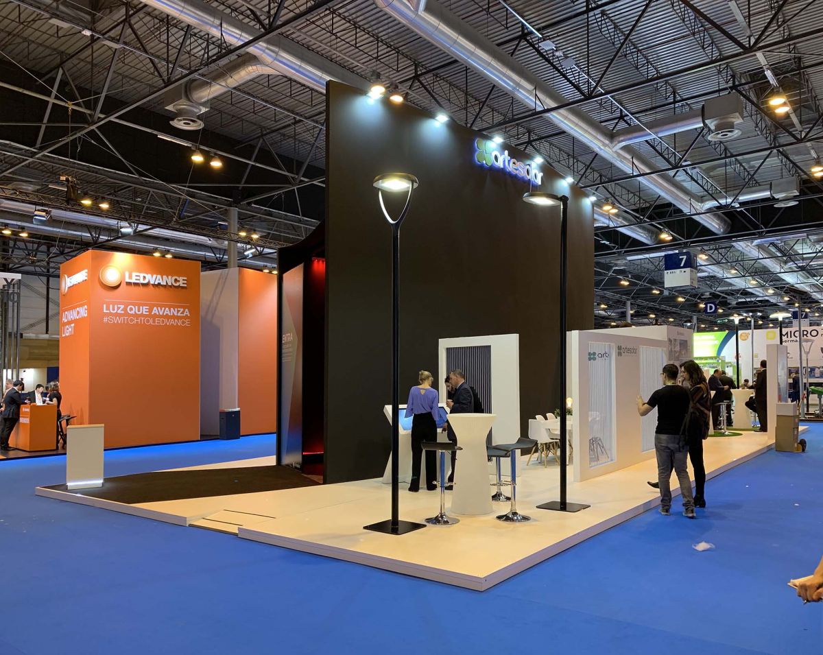 Elegant 150m² island exhibition stand with central structure and immersive visitor route for the energy sector