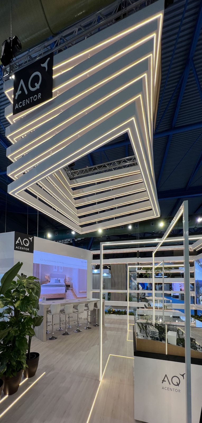 Open-Space Booth Design with Architectural Elements