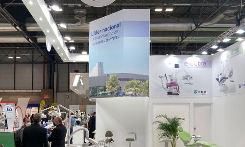 Peninsula exhibition stand for dental industry with open layout and modern design.